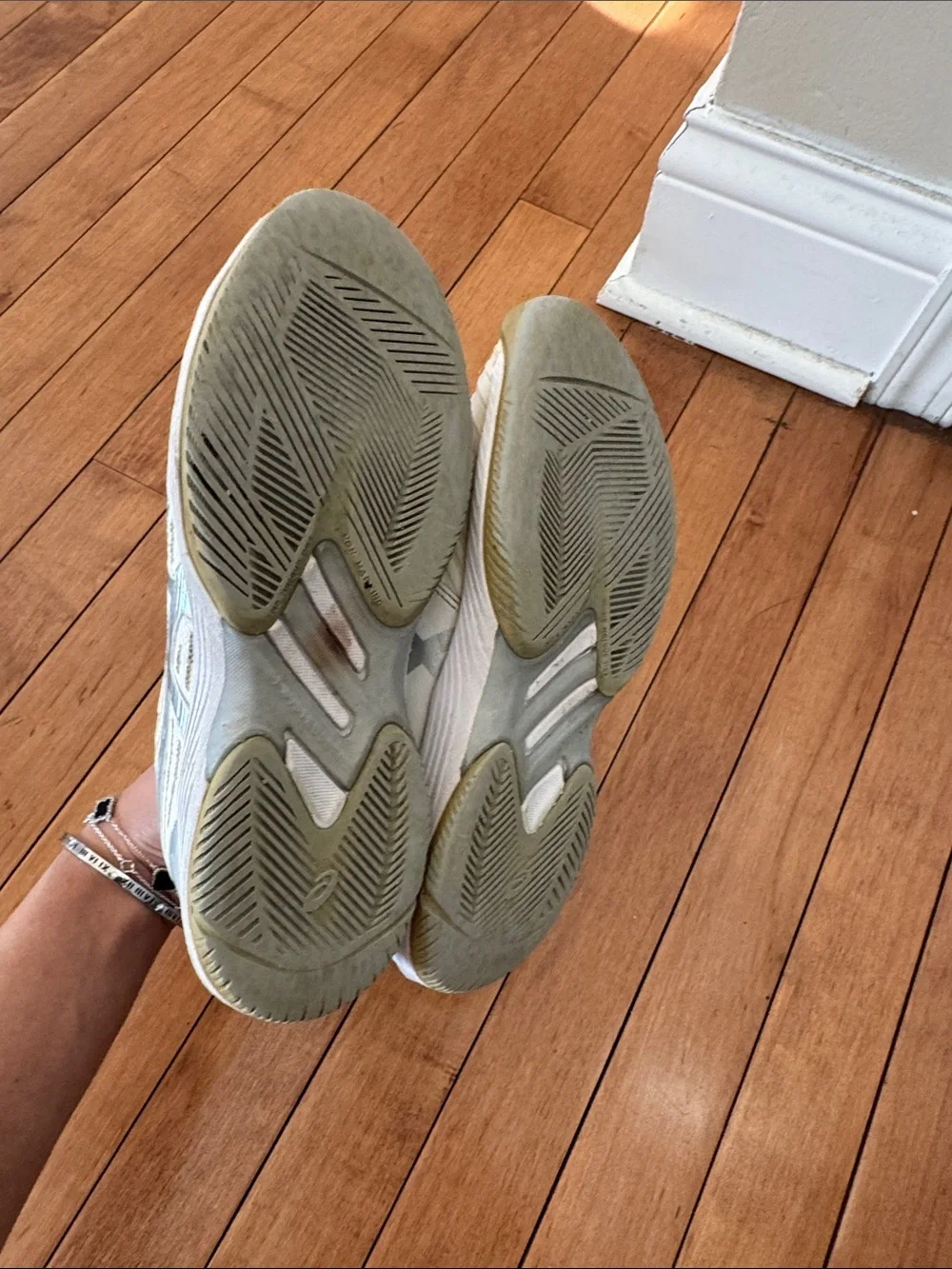 Asics Womens Tennis Shoes size 6